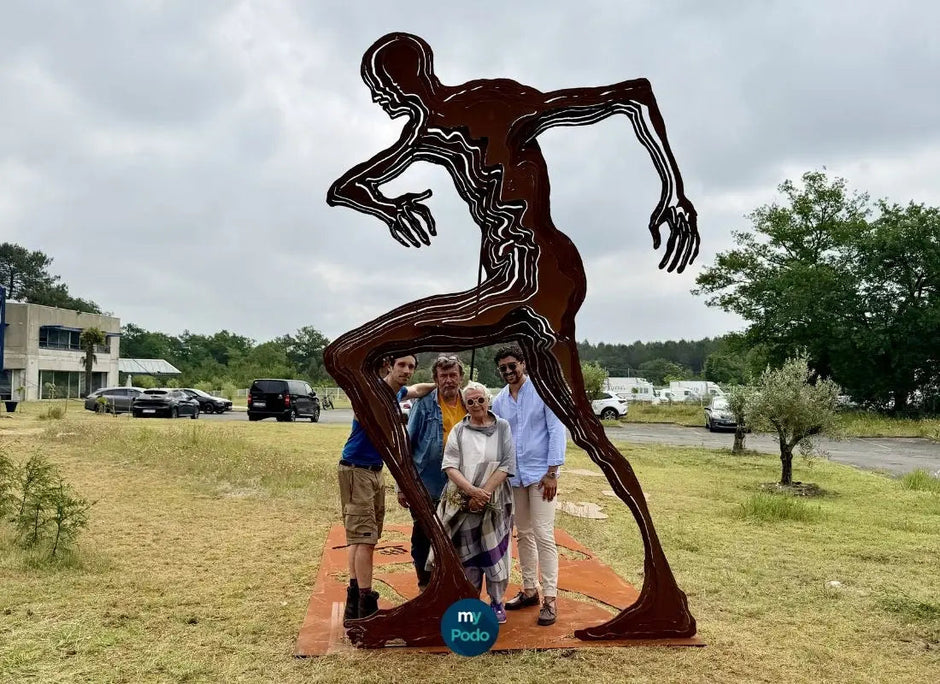L’Homme qui marche : une sculpture de Lydie Arickx symbolisant My Podologie My Podologie
